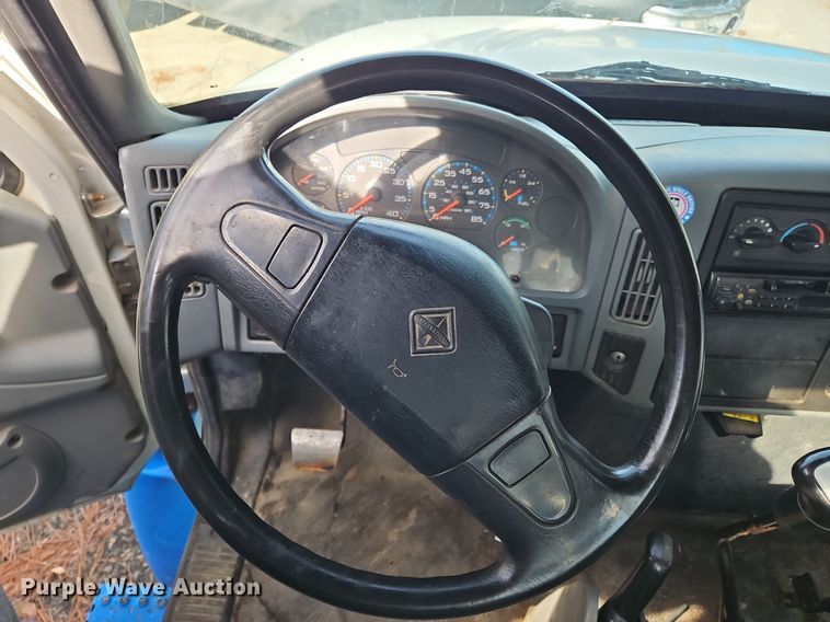 image for item NZ9126 2003 International  4300 truck cab and chassis