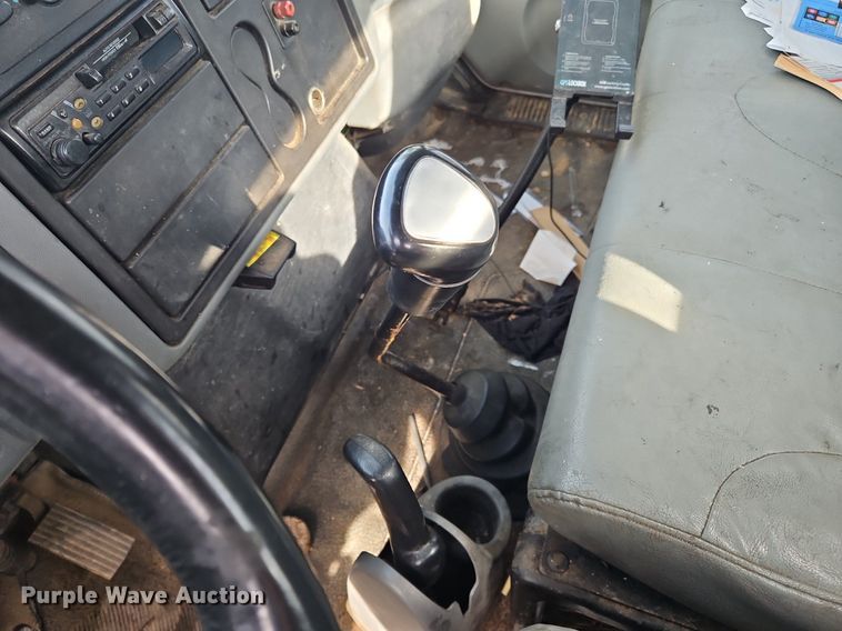 image for item NZ9126 2003 International  4300 truck cab and chassis