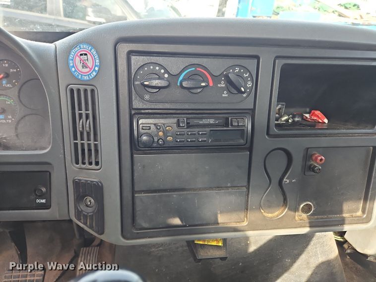 image for item NZ9126 2003 International  4300 truck cab and chassis