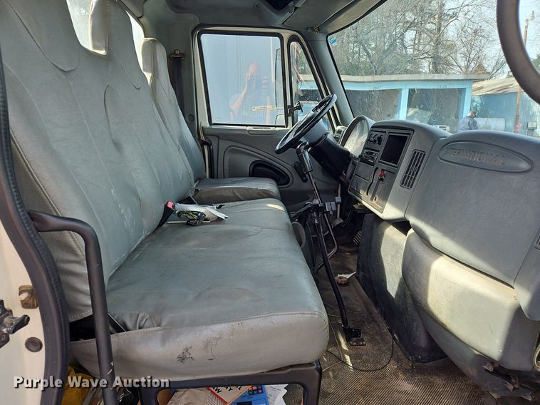 image for item NZ9126 2003 International  4300 truck cab and chassis