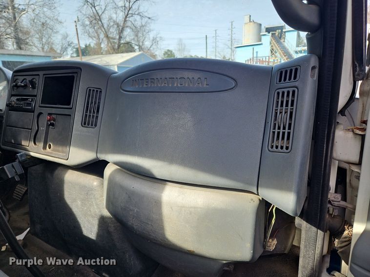 image for item NZ9126 2003 International  4300 truck cab and chassis