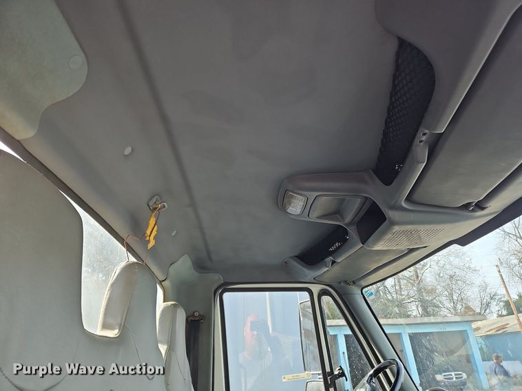 image for item NZ9126 2003 International  4300 truck cab and chassis