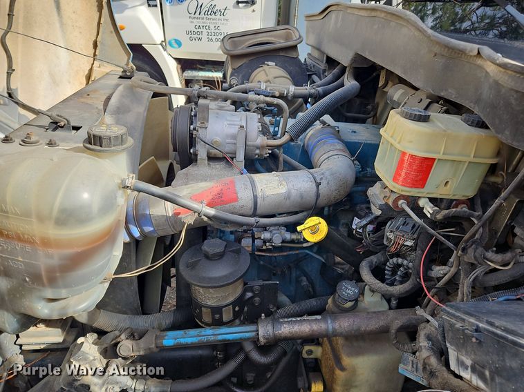 image for item NZ9126 2003 International  4300 truck cab and chassis