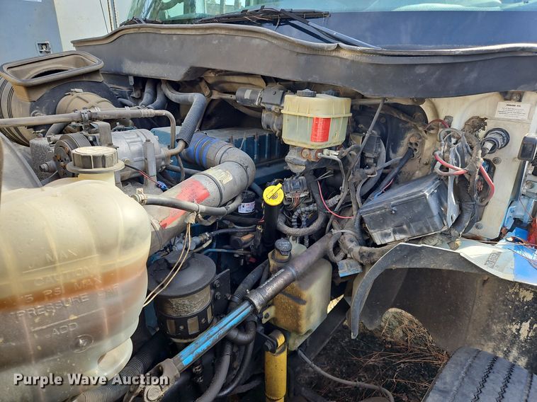 image for item NZ9126 2003 International  4300 truck cab and chassis