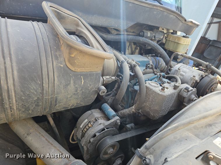 image for item NZ9126 2003 International  4300 truck cab and chassis