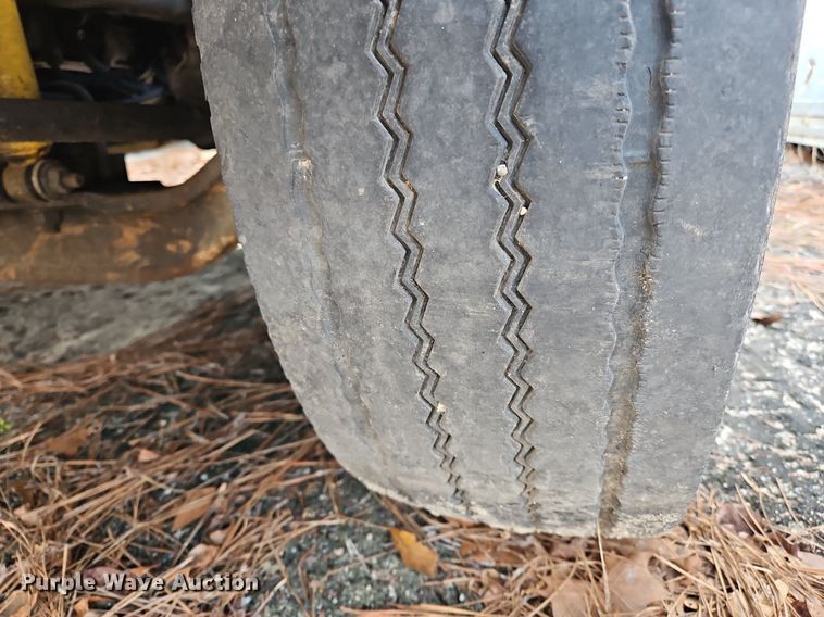 image for item NZ9126 2003 International  4300 truck cab and chassis