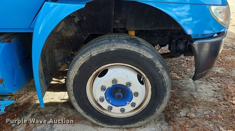 image for item NZ9126 2003 International  4300 truck cab and chassis