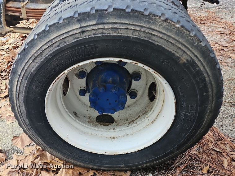 image for item NZ9126 2003 International  4300 truck cab and chassis