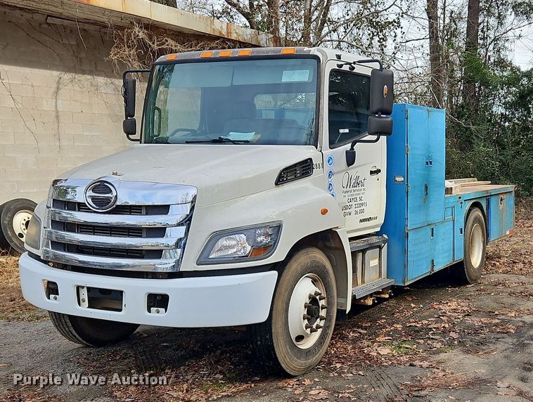 image for item NZ9127 2014 Hino 268 flatbed truck