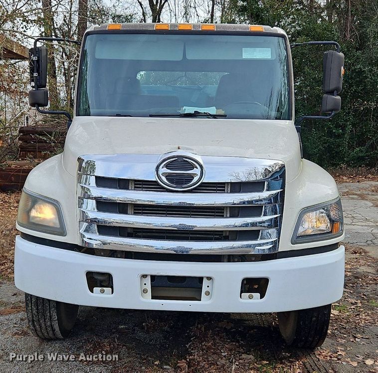 image for item NZ9127 2014 Hino 268 flatbed truck