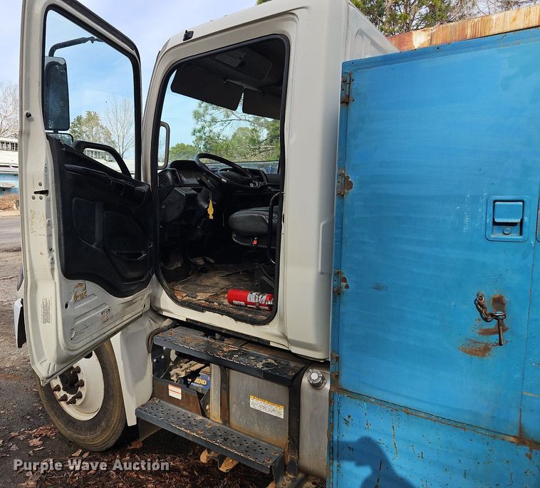 image for item NZ9127 2014 Hino 268 flatbed truck