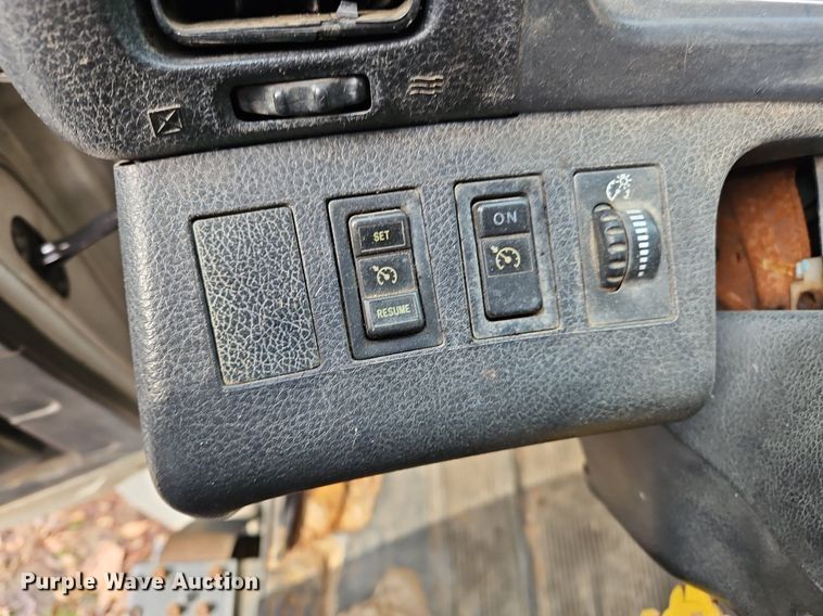 image for item NZ9127 2014 Hino 268 flatbed truck