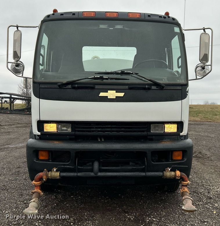 image for item OI9522 2002 Chevrolet  T6500 water truck
