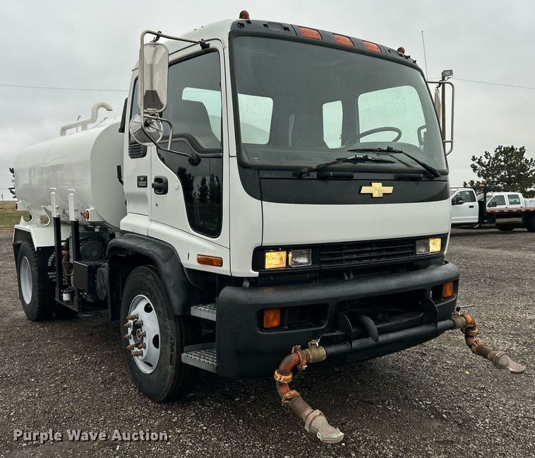 image for item OI9522 2002 Chevrolet  T6500 water truck
