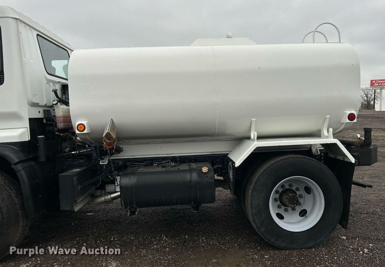 image for item OI9522 2002 Chevrolet  T6500 water truck