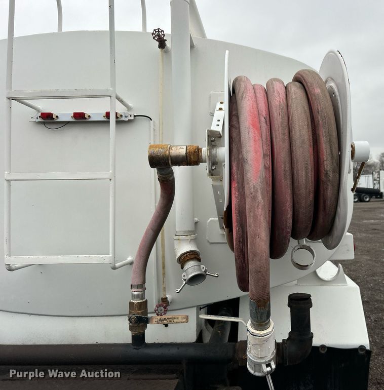 image for item OI9522 2002 Chevrolet  T6500 water truck