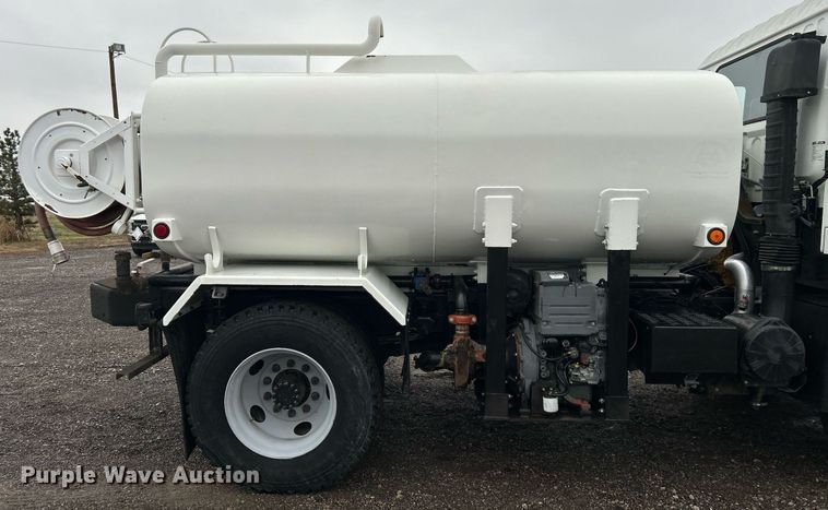 image for item OI9522 2002 Chevrolet  T6500 water truck