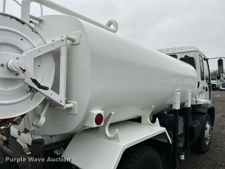 image for item OI9522 2002 Chevrolet  T6500 water truck