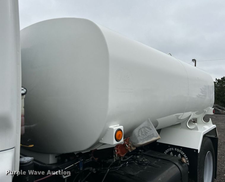 image for item OI9522 2002 Chevrolet  T6500 water truck