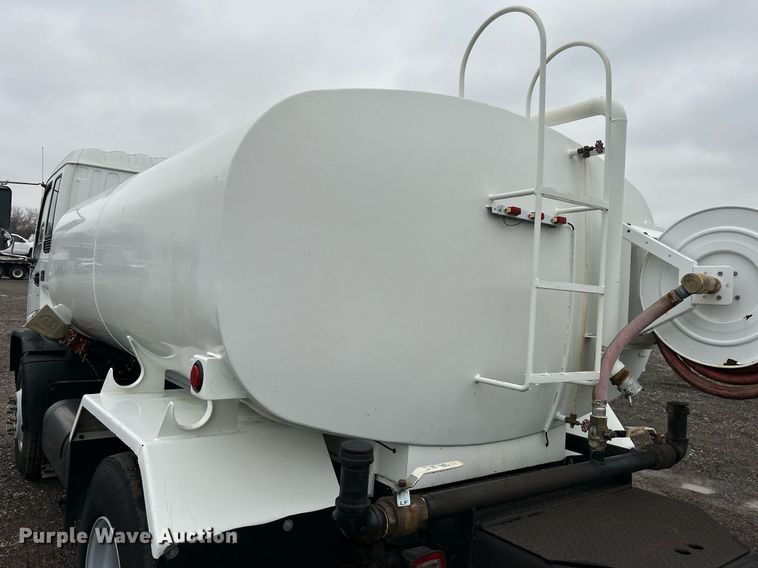 image for item OI9522 2002 Chevrolet  T6500 water truck