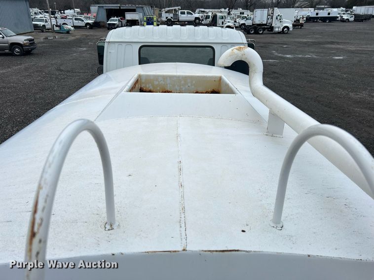 image for item OI9522 2002 Chevrolet  T6500 water truck