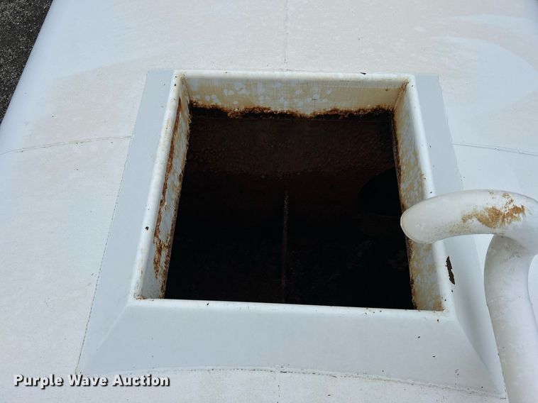 image for item OI9522 2002 Chevrolet  T6500 water truck