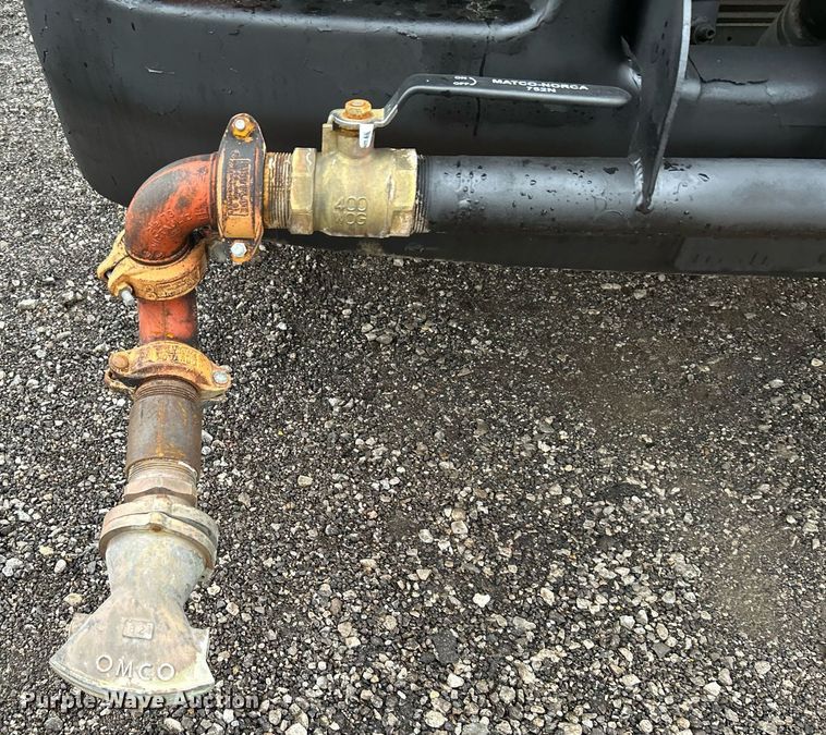 image for item OI9522 2002 Chevrolet  T6500 water truck