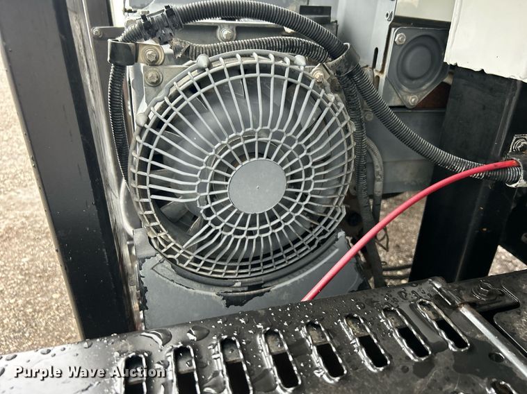 image for item OI9522 2002 Chevrolet  T6500 water truck