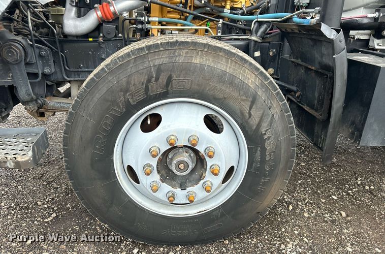 image for item OI9522 2002 Chevrolet  T6500 water truck