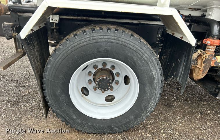 image for item OI9522 2002 Chevrolet  T6500 water truck