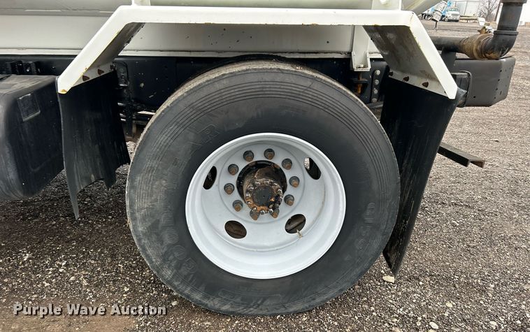 image for item OI9522 2002 Chevrolet  T6500 water truck