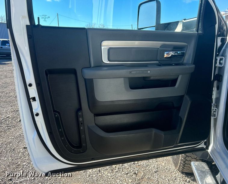 image for item OI9532 2014 Dodge Ram 5500HD bucket truck