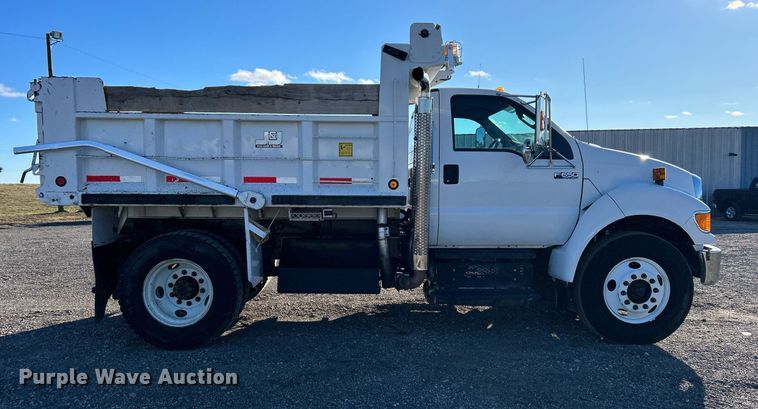 image for item OI9537 2013 Ford F650 Super Duty dump truck