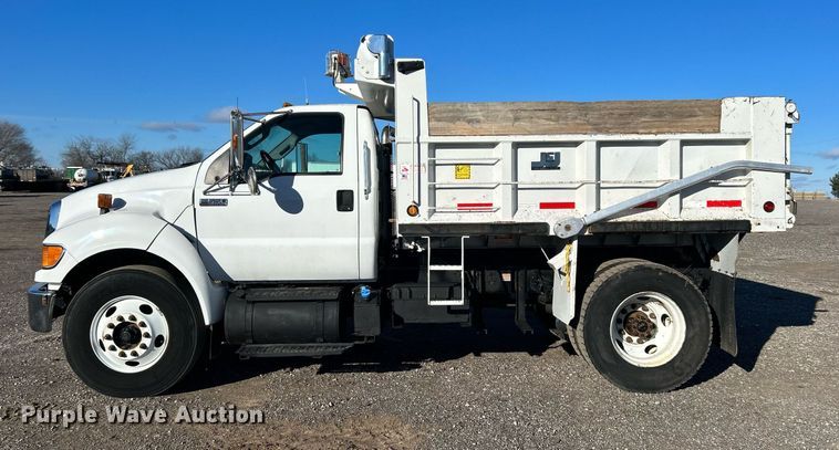 image for item OI9537 2013 Ford F650 Super Duty dump truck