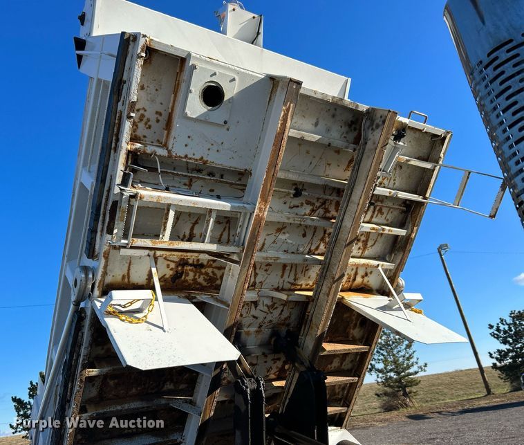 image for item OI9537 2013 Ford F650 Super Duty dump truck