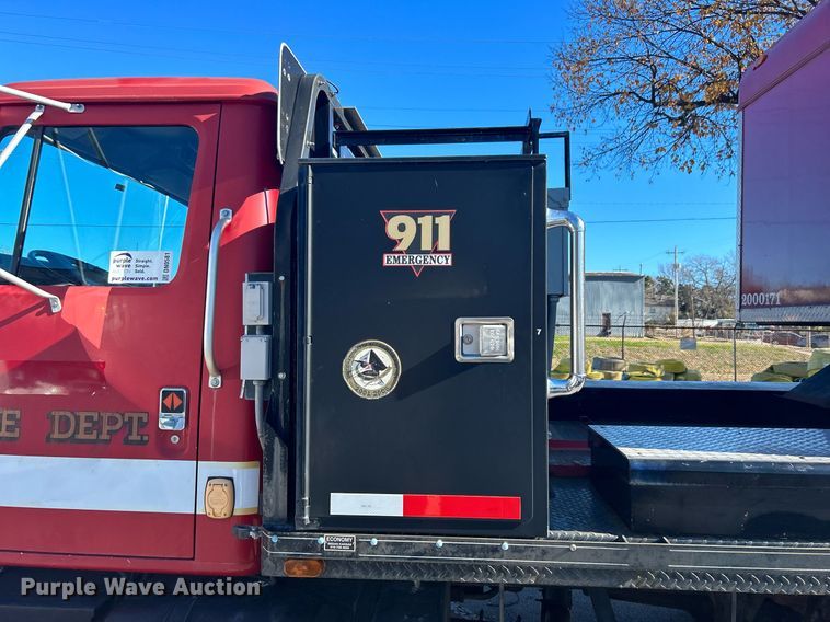 image for item DN0581 1990 International 2554  flatbed truck