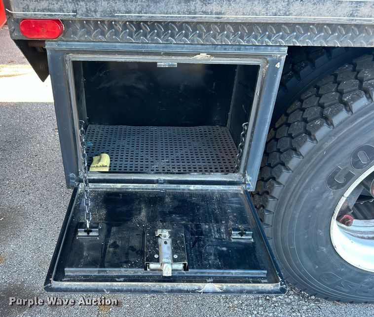 image for item DN0581 1990 International 2554  flatbed truck