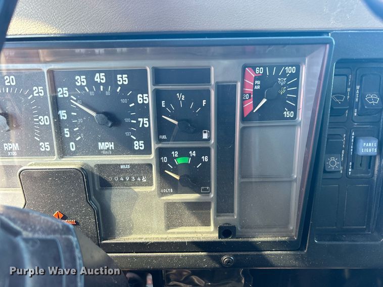 image for item DN0581 1990 International 2554  flatbed truck