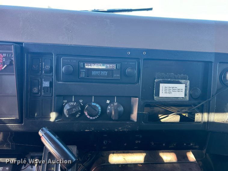 image for item DN0581 1990 International 2554  flatbed truck