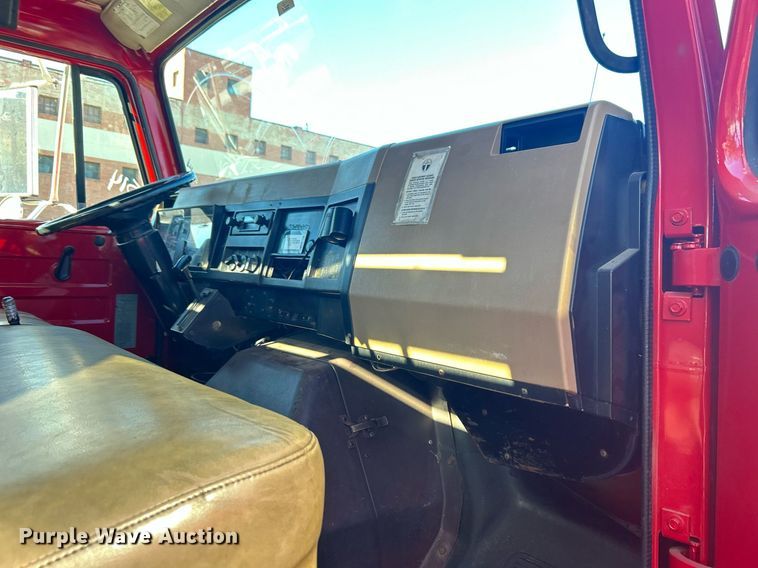 image for item DN0581 1990 International 2554  flatbed truck
