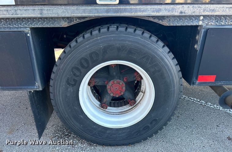 image for item DN0581 1990 International 2554  flatbed truck