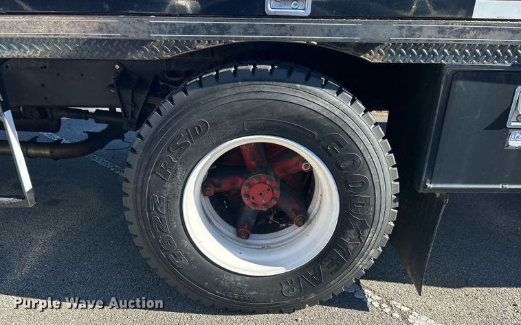 image for item DN0581 1990 International 2554  flatbed truck