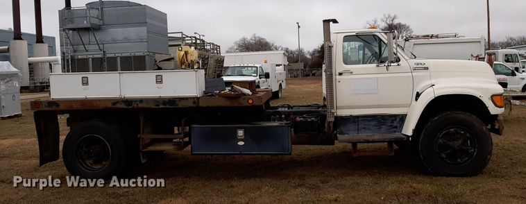 image for item DP2571 1997 Ford F800 flatbed truck