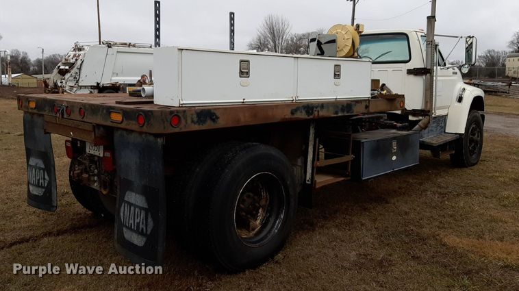 image for item DP2571 1997 Ford F800 flatbed truck