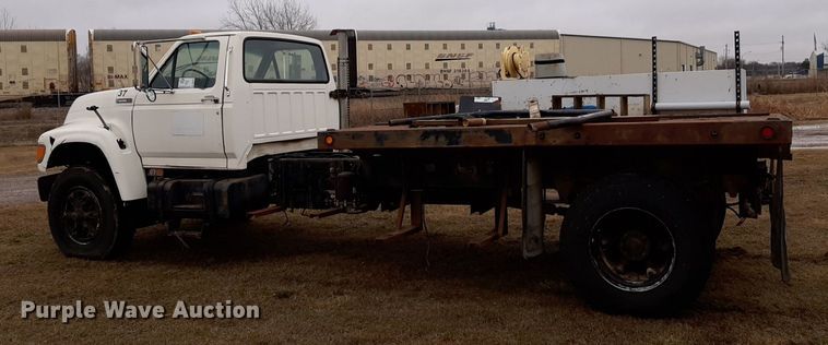 image for item DP2571 1997 Ford F800 flatbed truck
