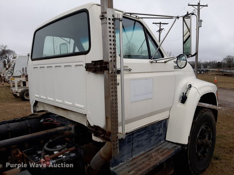 image for item DP2571 1997 Ford F800 flatbed truck