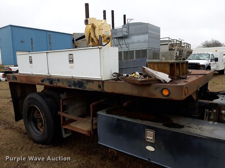 image for item DP2571 1997 Ford F800 flatbed truck