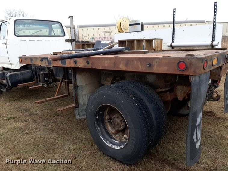 image for item DP2571 1997 Ford F800 flatbed truck