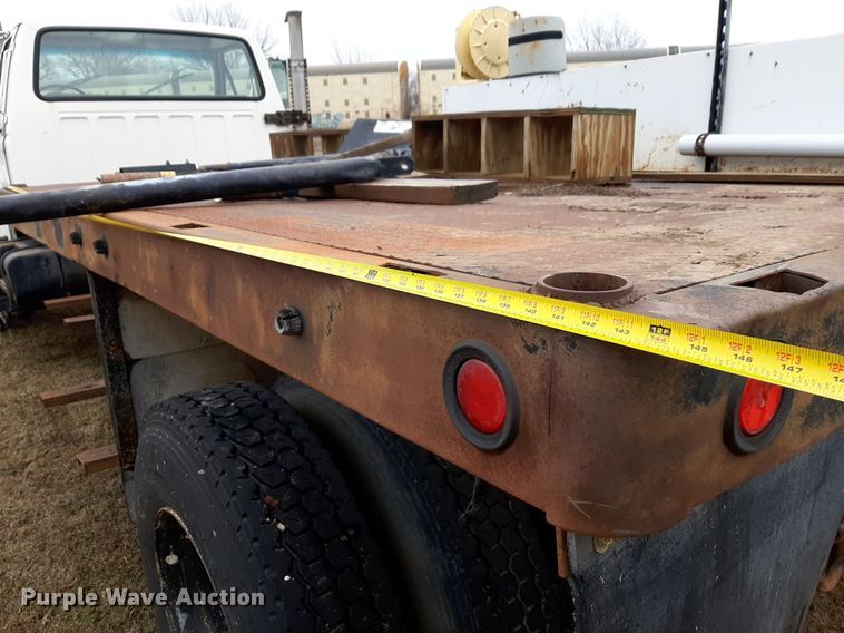 image for item DP2571 1997 Ford F800 flatbed truck