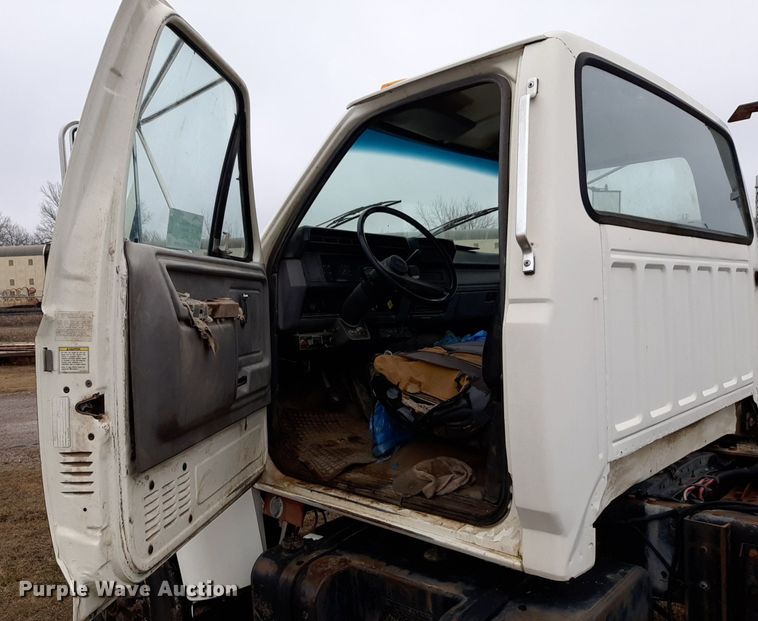 image for item DP2571 1997 Ford F800 flatbed truck